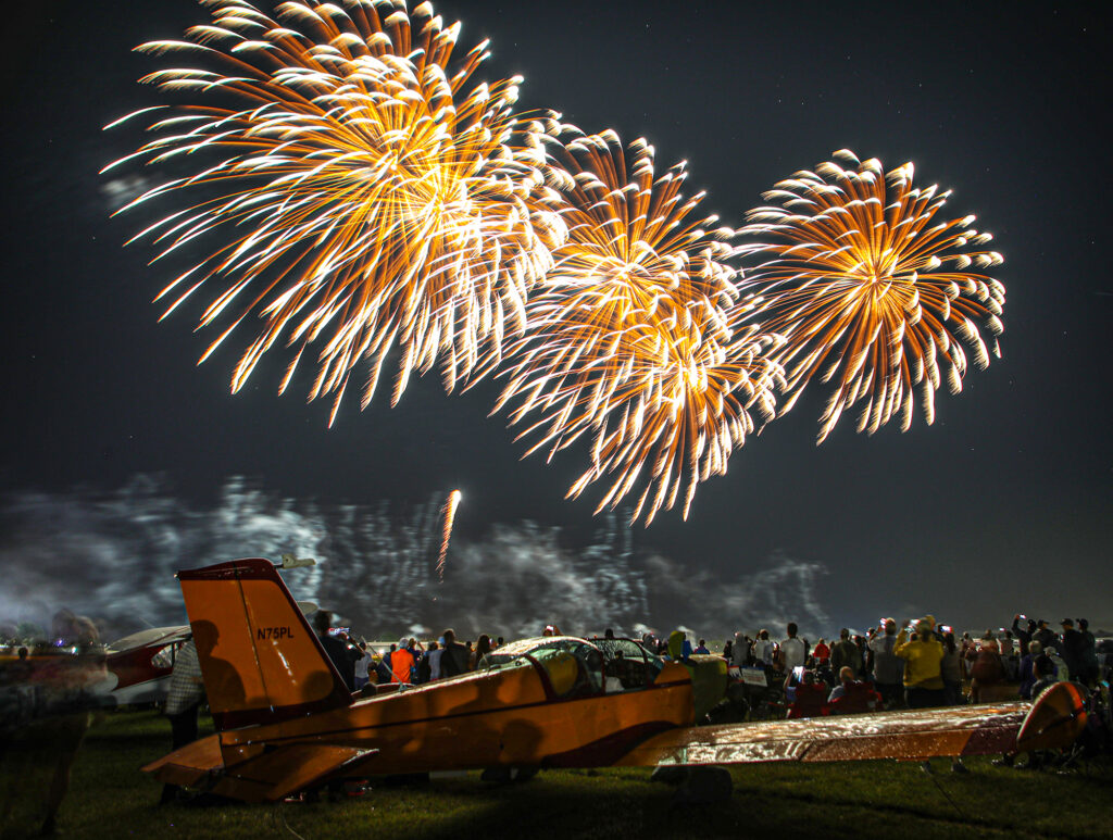 GALLERY EAA AirVenture Night Airshow And Fireworks KFIZ NewsTalk