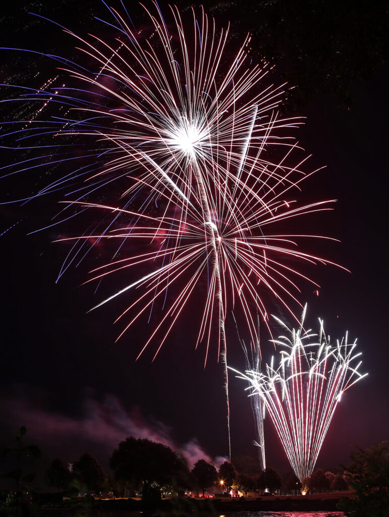 PHOTOS Fond du Lac 4th Of July Fireworks In Lakeside Park KFIZ News